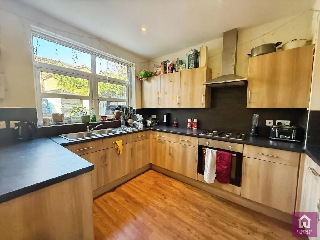 6 bedroom semi-detached house for rent