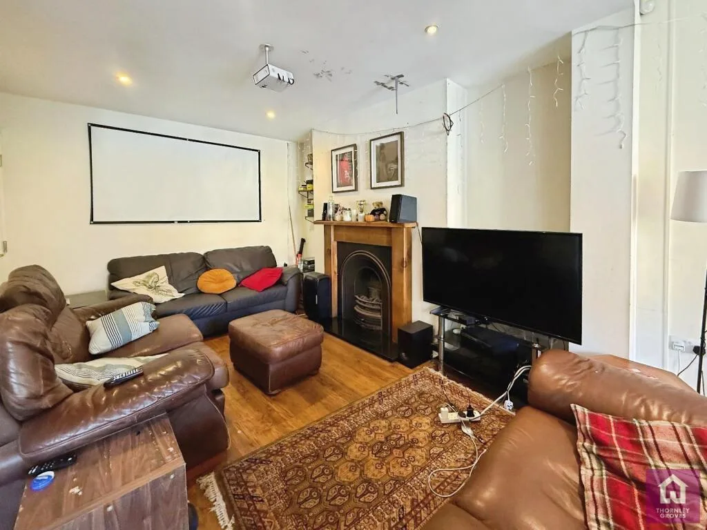 6 bedroom semi-detached house for rent