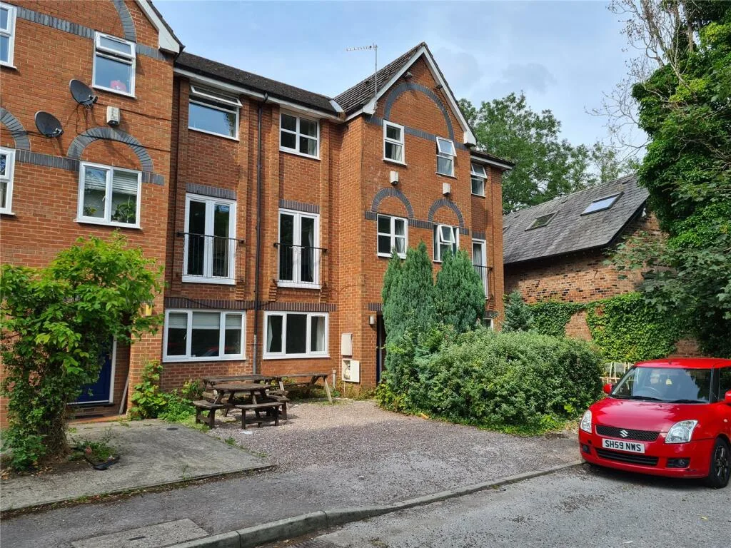 6 bedroom town house for rent
