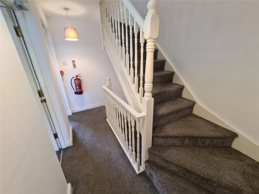 6 bedroom town house for rent