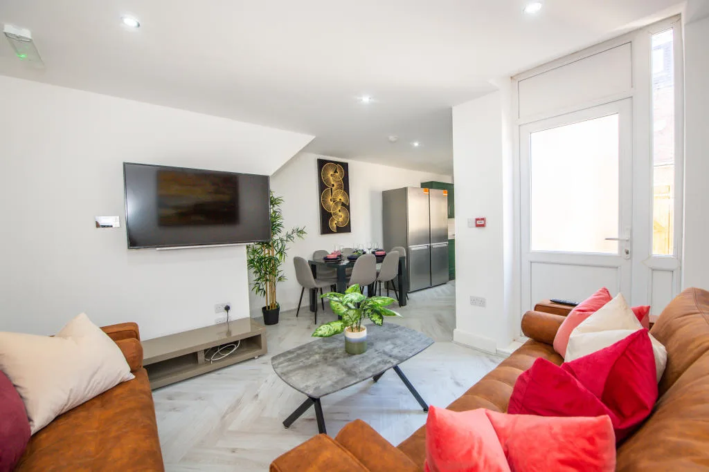 6 bedroom terraced house for rent