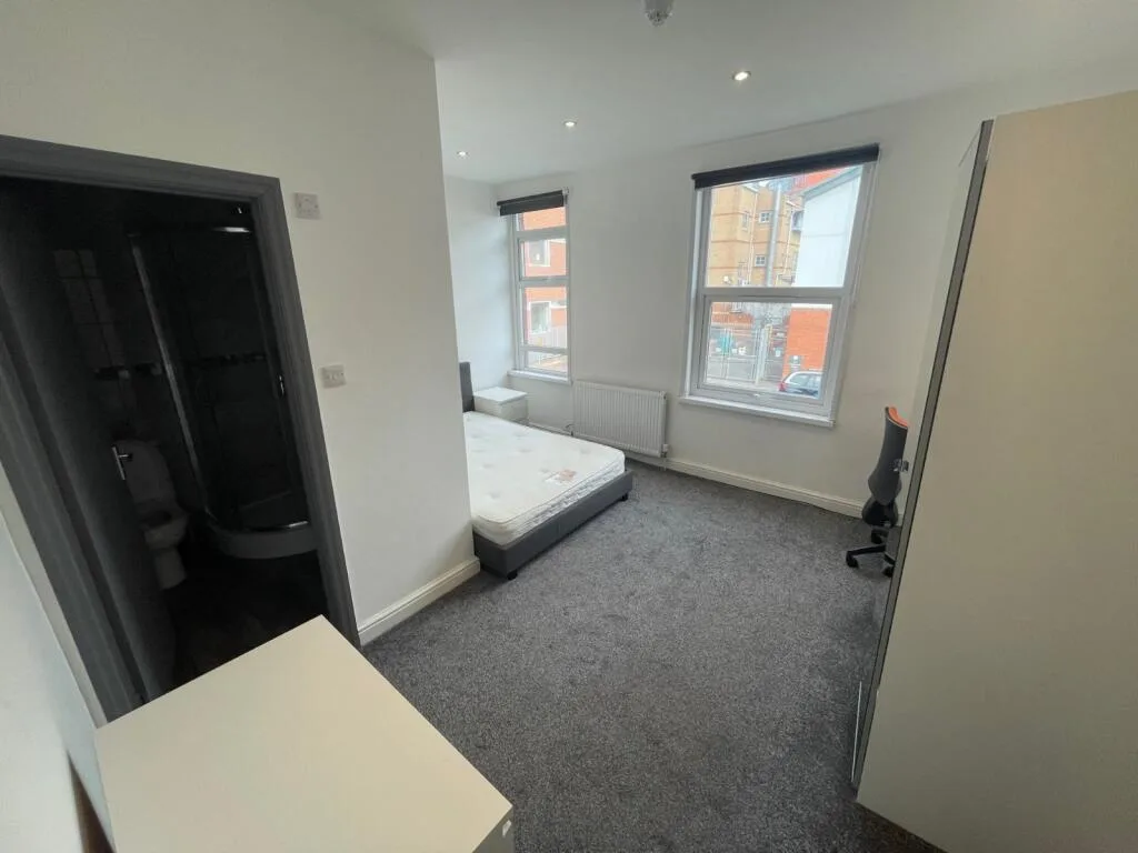 5 bedroom terraced house for rent
