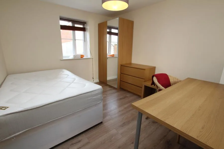 6 bedroom terraced house for rent