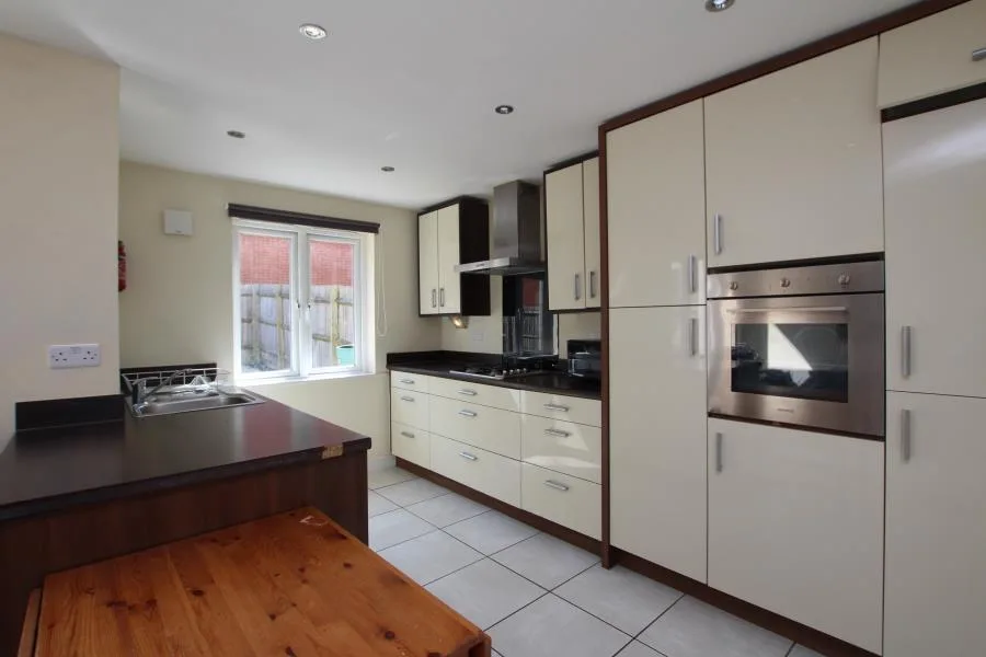6 bedroom town house for rent