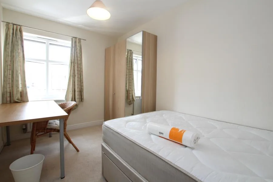 6 bedroom town house for rent