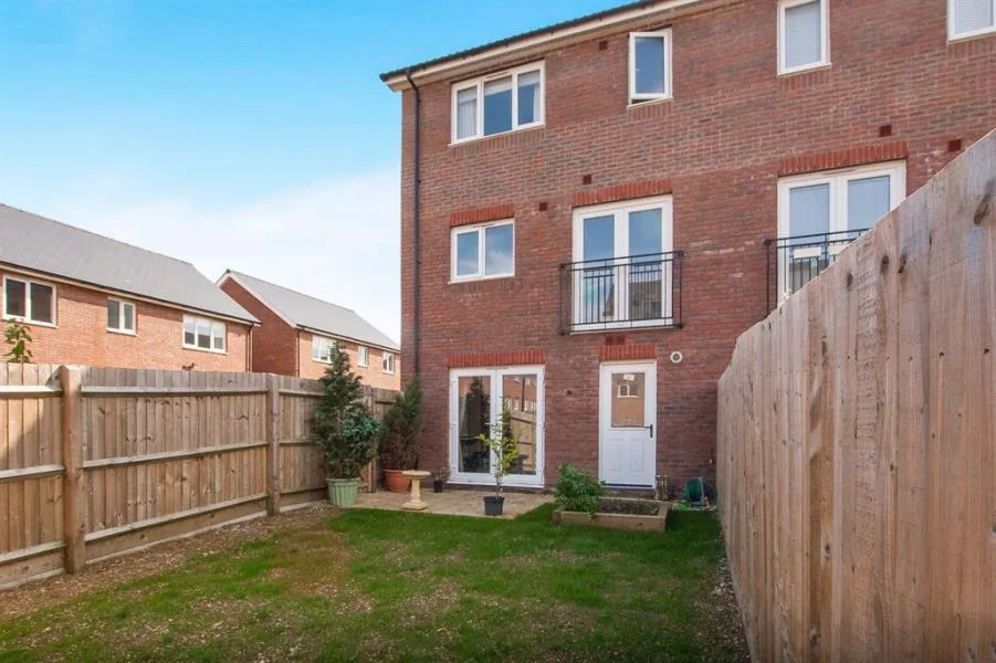 6 bedroom town house for rent