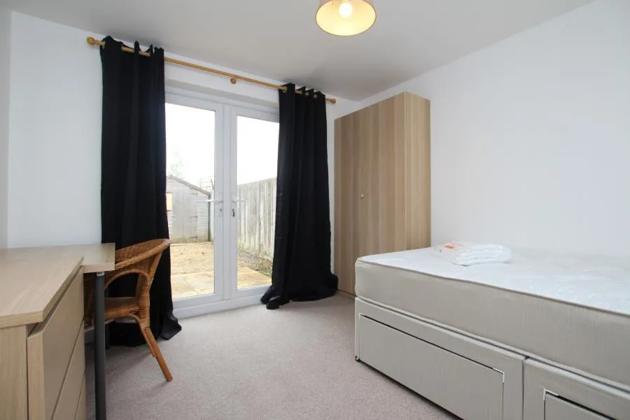 6 bedroom town house for rent