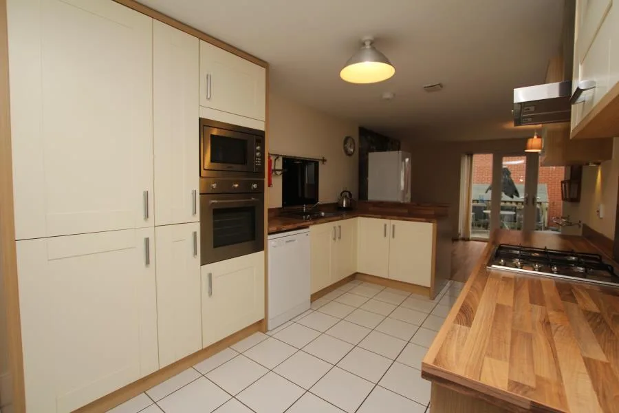 6 bedroom terraced house for rent