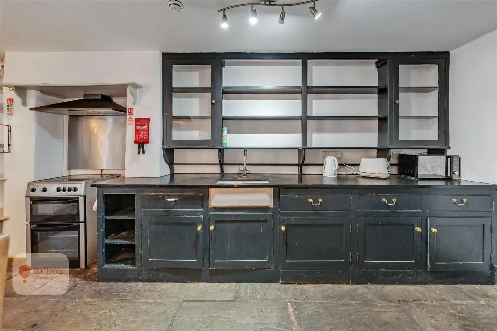 6 bedroom terraced house for rent