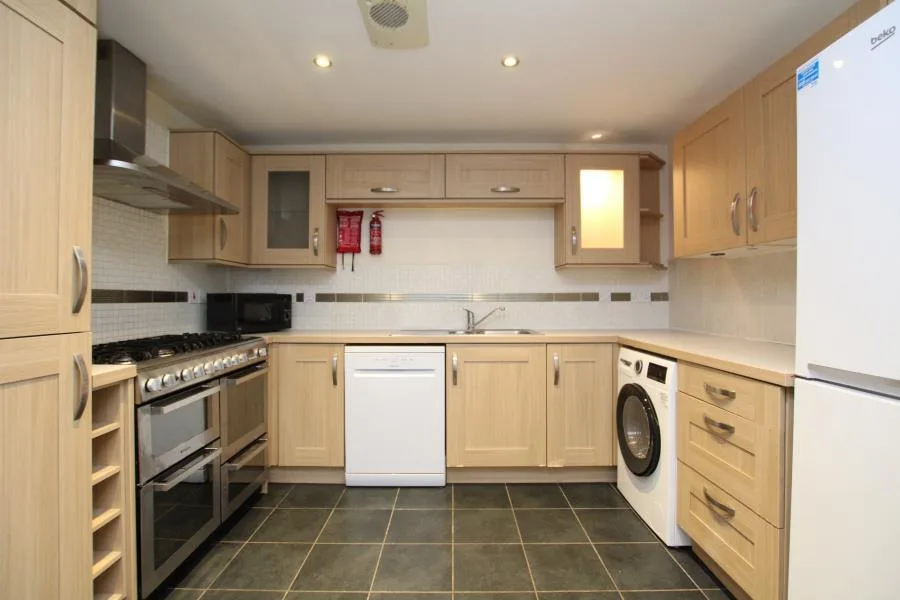 6 bedroom end of terrace house for rent