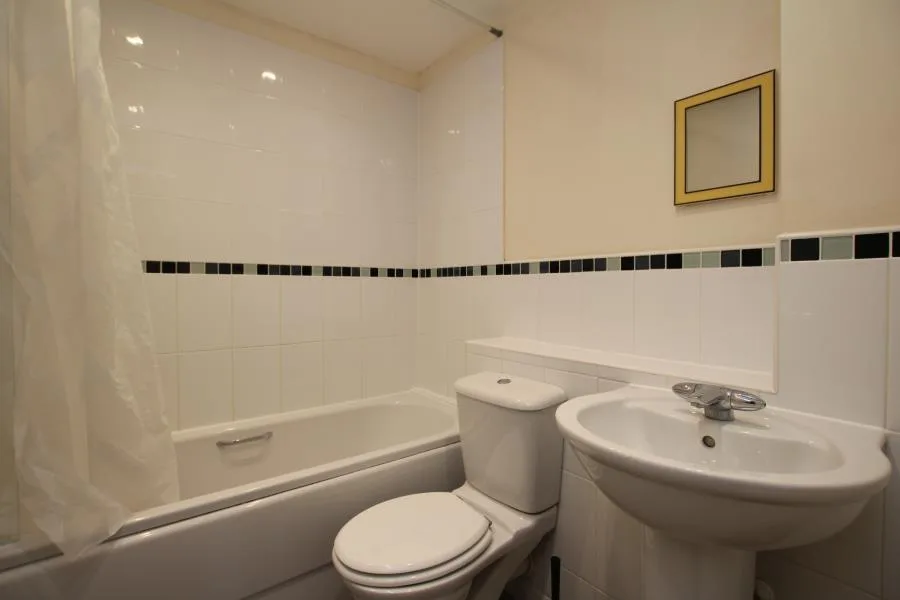 6 bedroom end of terrace house for rent