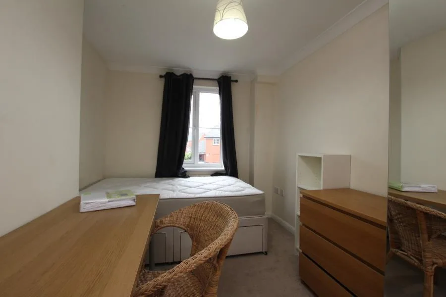 6 bedroom end of terrace house for rent