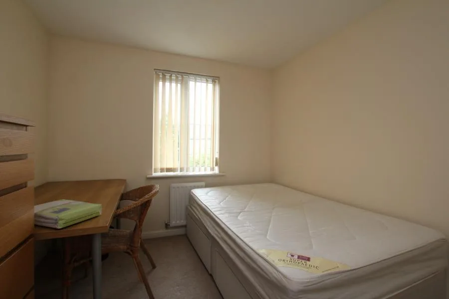 6 bedroom end of terrace house for rent