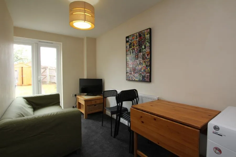 6 bedroom end of terrace house for rent