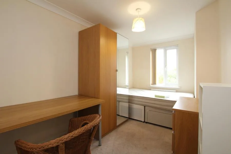 6 bedroom end of terrace house for rent