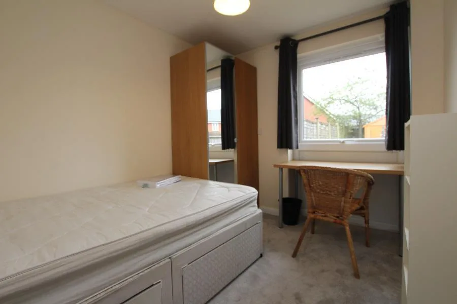 6 bedroom end of terrace house for rent
