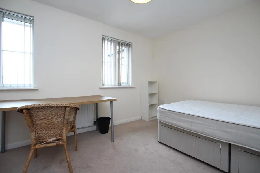 6 bedroom end of terrace house for rent