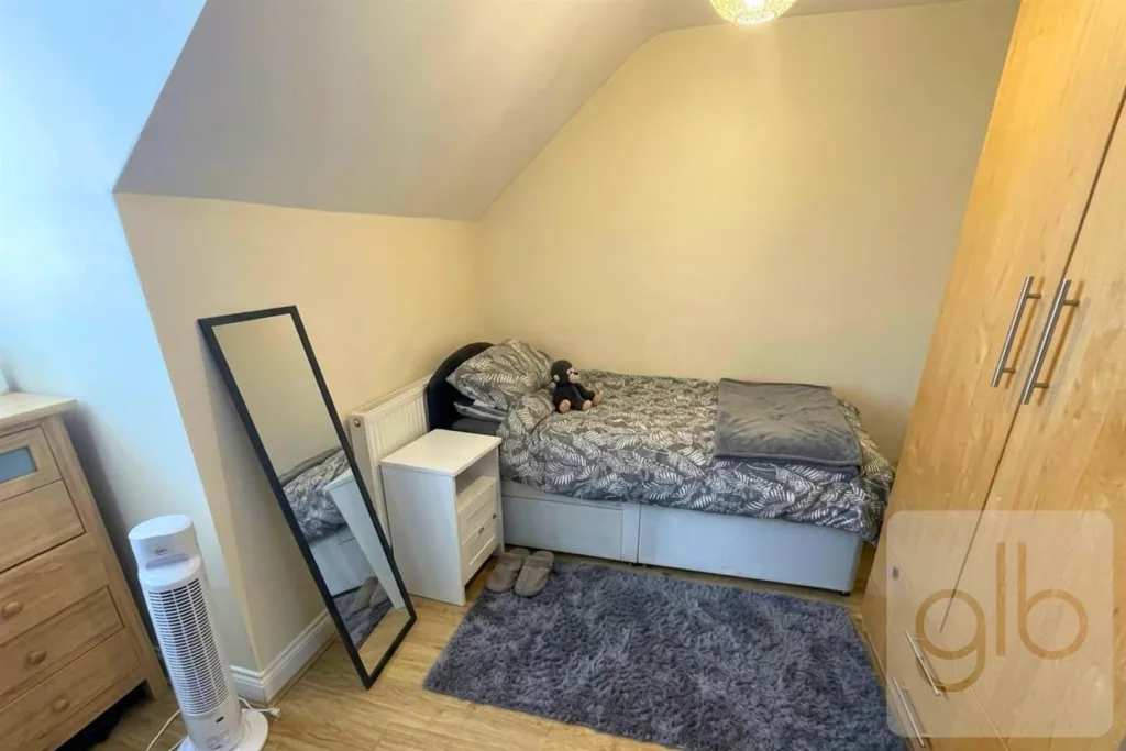 5 bedroom private hall for rent