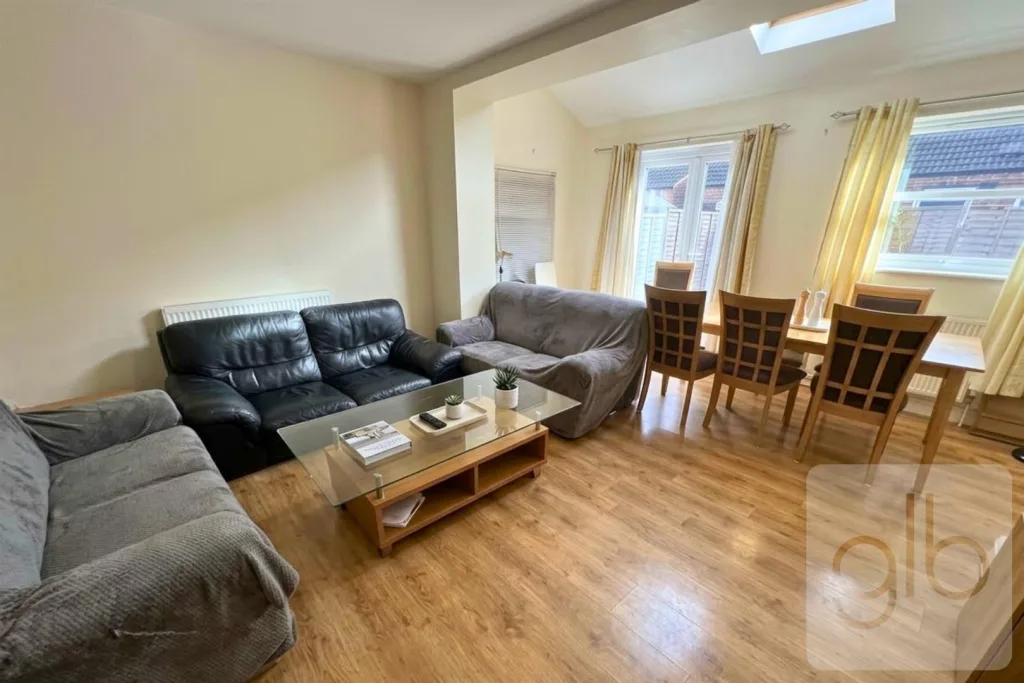 5 bedroom private hall for rent
