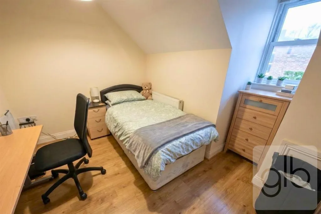 5 bedroom private hall for rent