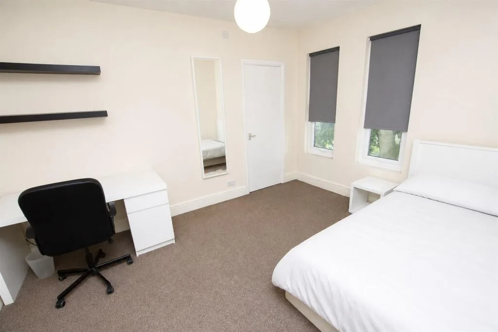 6 bedroom house for rent