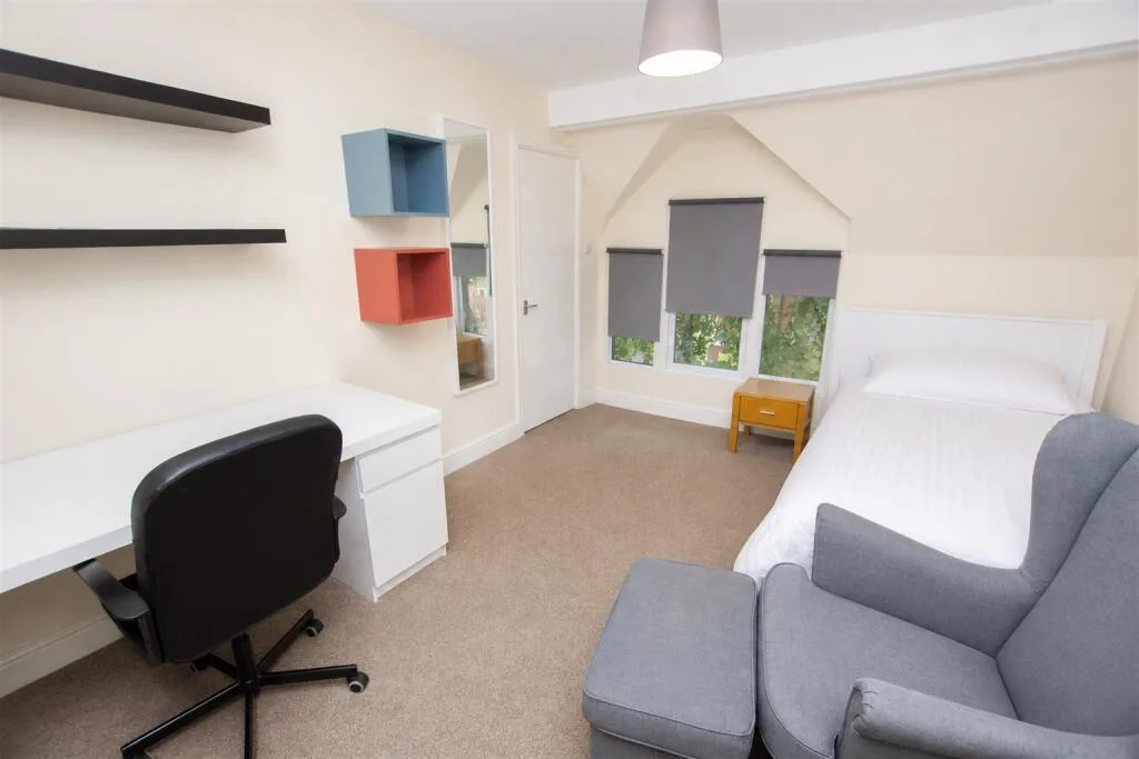 6 bedroom house for rent