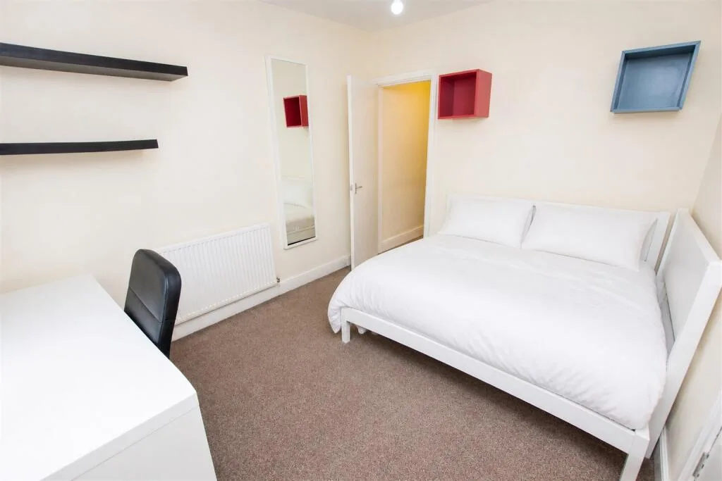 6 bedroom house for rent