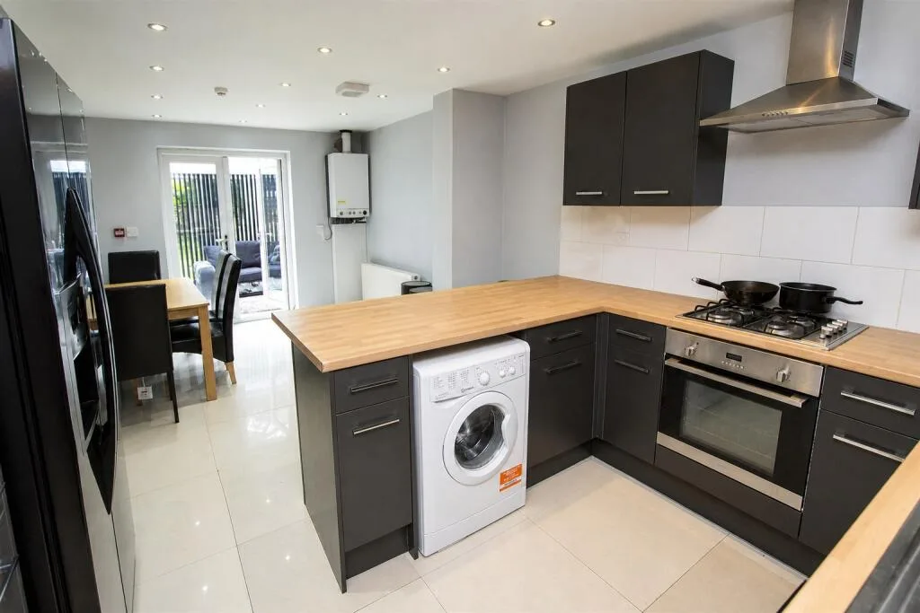 6 bedroom house for rent