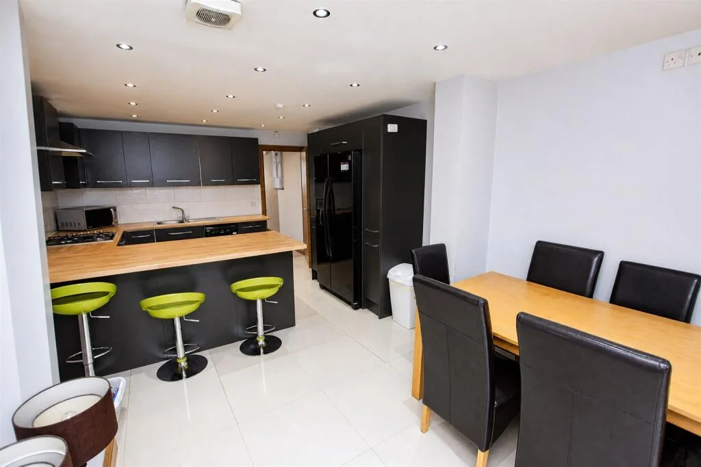 6 bedroom house for rent