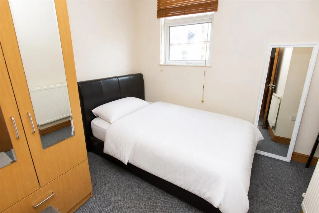 6 bedroom house for rent