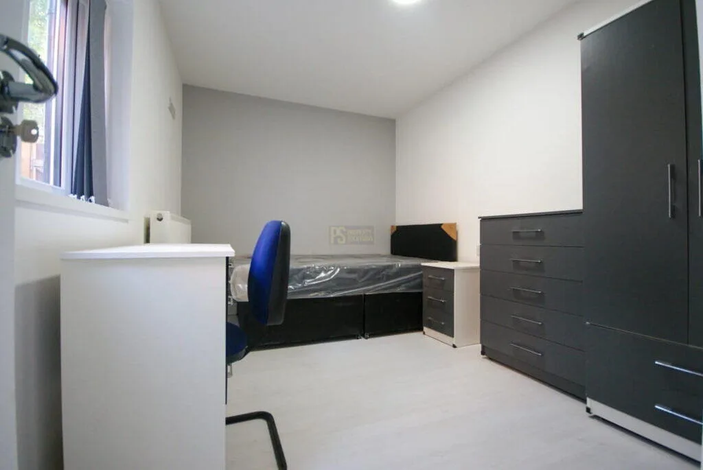 8 bedroom terraced house for rent