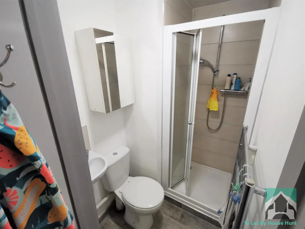 5 bedroom terraced house for rent