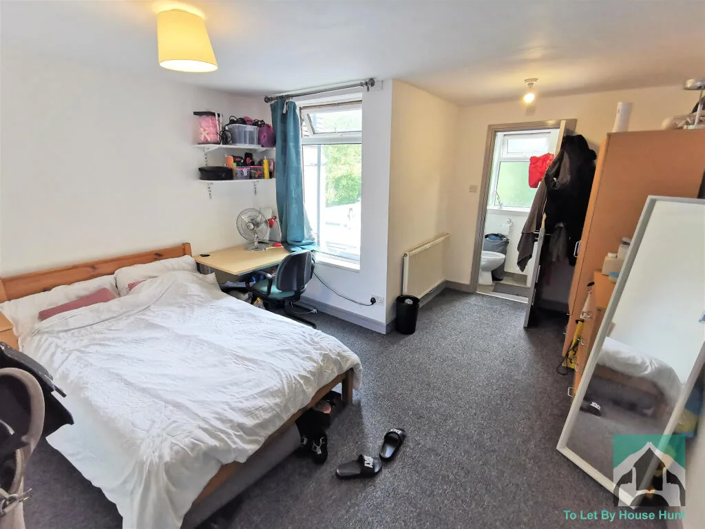 5 bedroom terraced house for rent