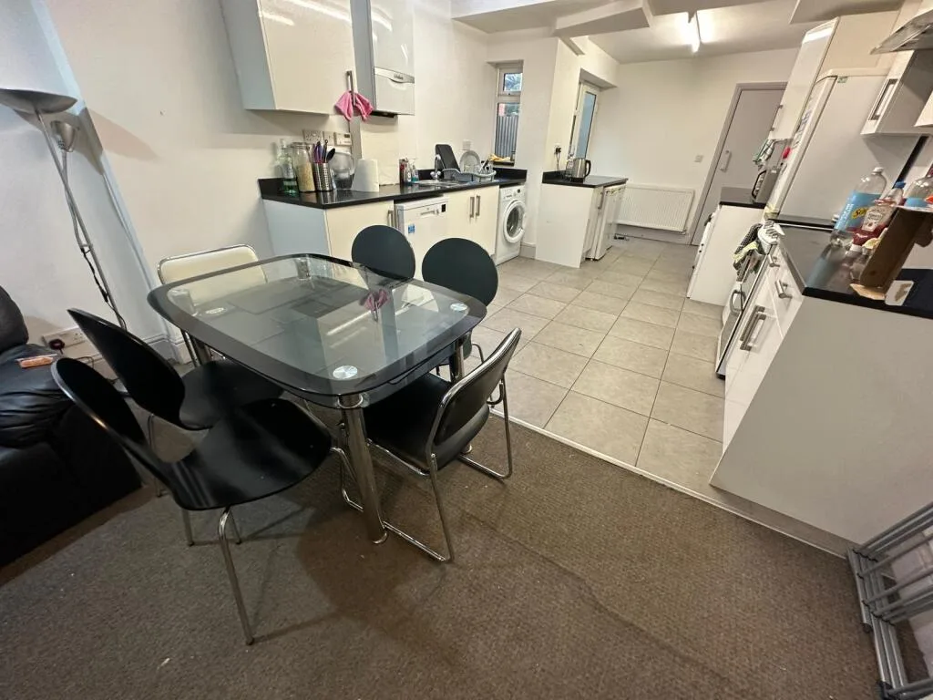 6 bedroom house for rent