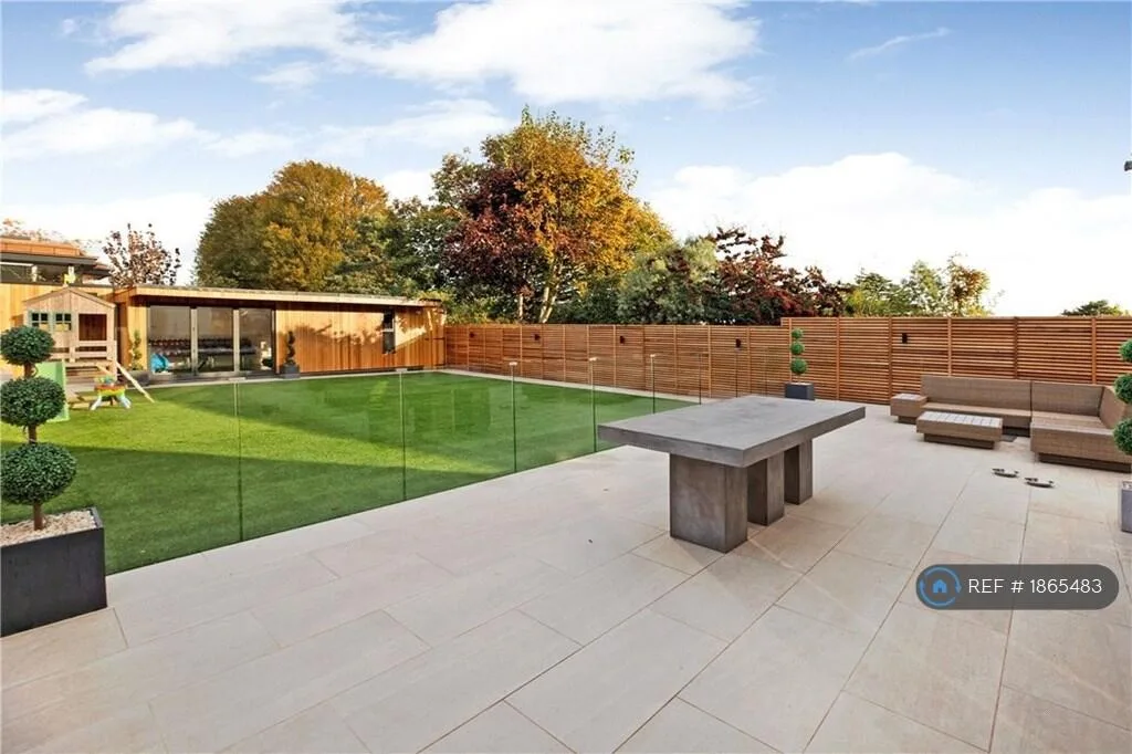 6 bedroom detached house for rent