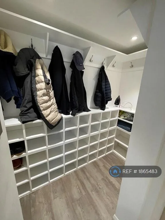 6 bedroom detached house for rent