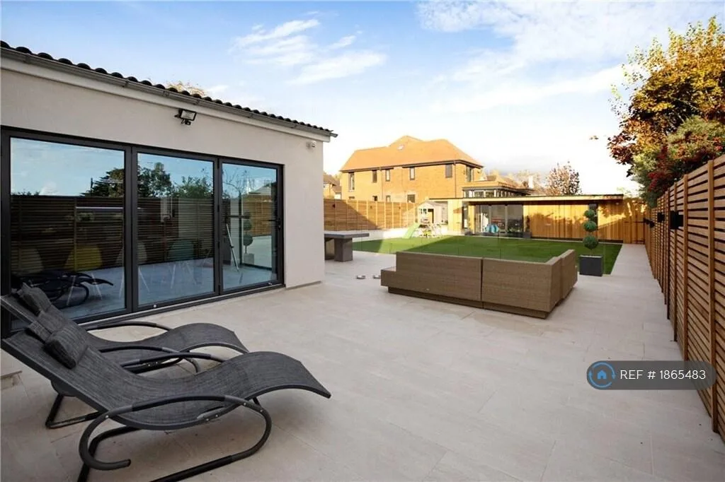 6 bedroom detached house for rent