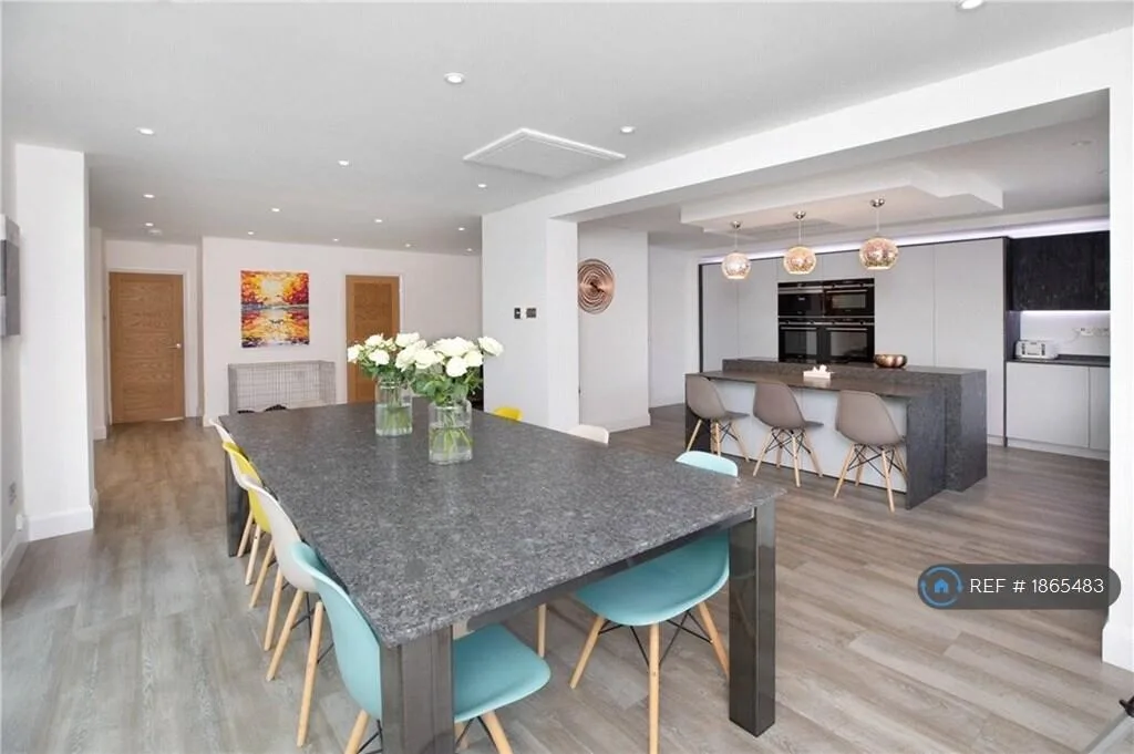 6 bedroom detached house for rent