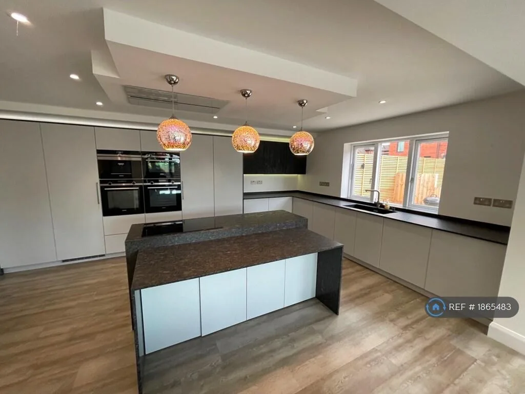 6 bedroom detached house for rent