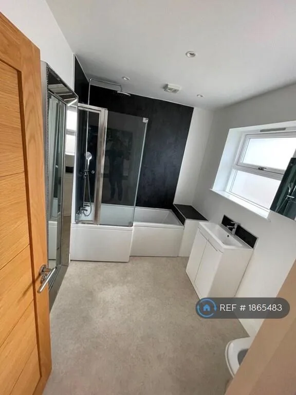6 bedroom detached house for rent