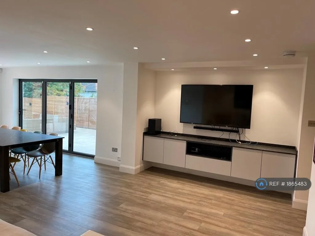 6 bedroom detached house for rent