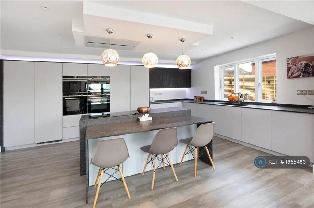 6 bedroom detached house for rent