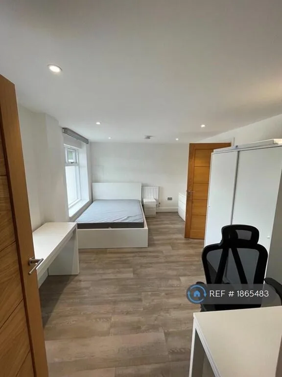 6 bedroom detached house for rent