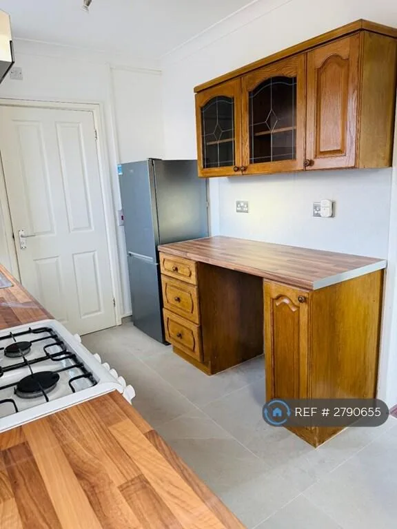 3 bedroom semi-detached house for rent
