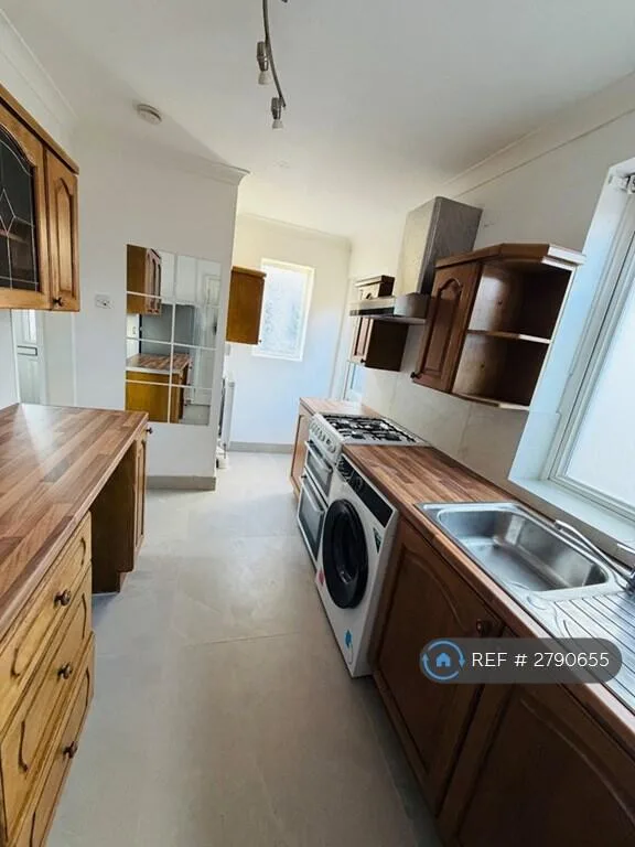 3 bedroom semi-detached house for rent