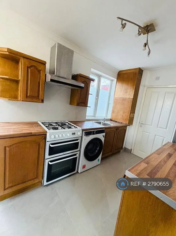 3 bedroom semi-detached house for rent