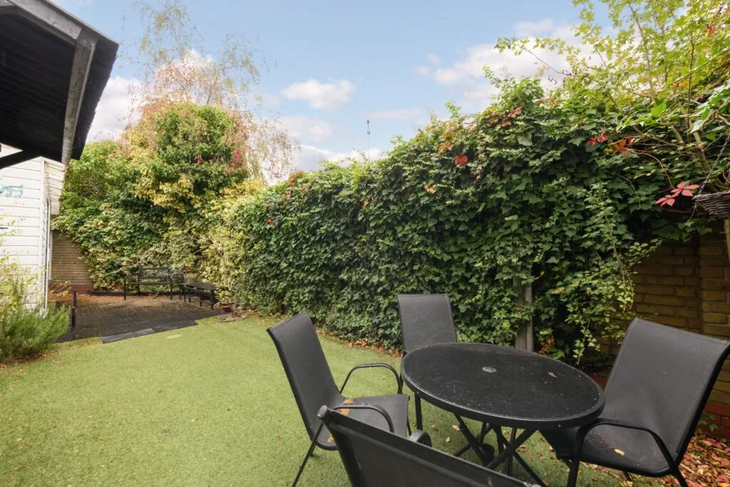 3 bedroom end of terrace house for rent