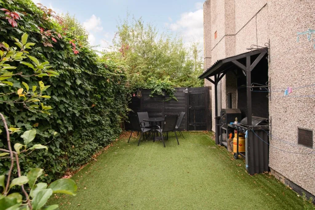 3 bedroom end of terrace house for rent