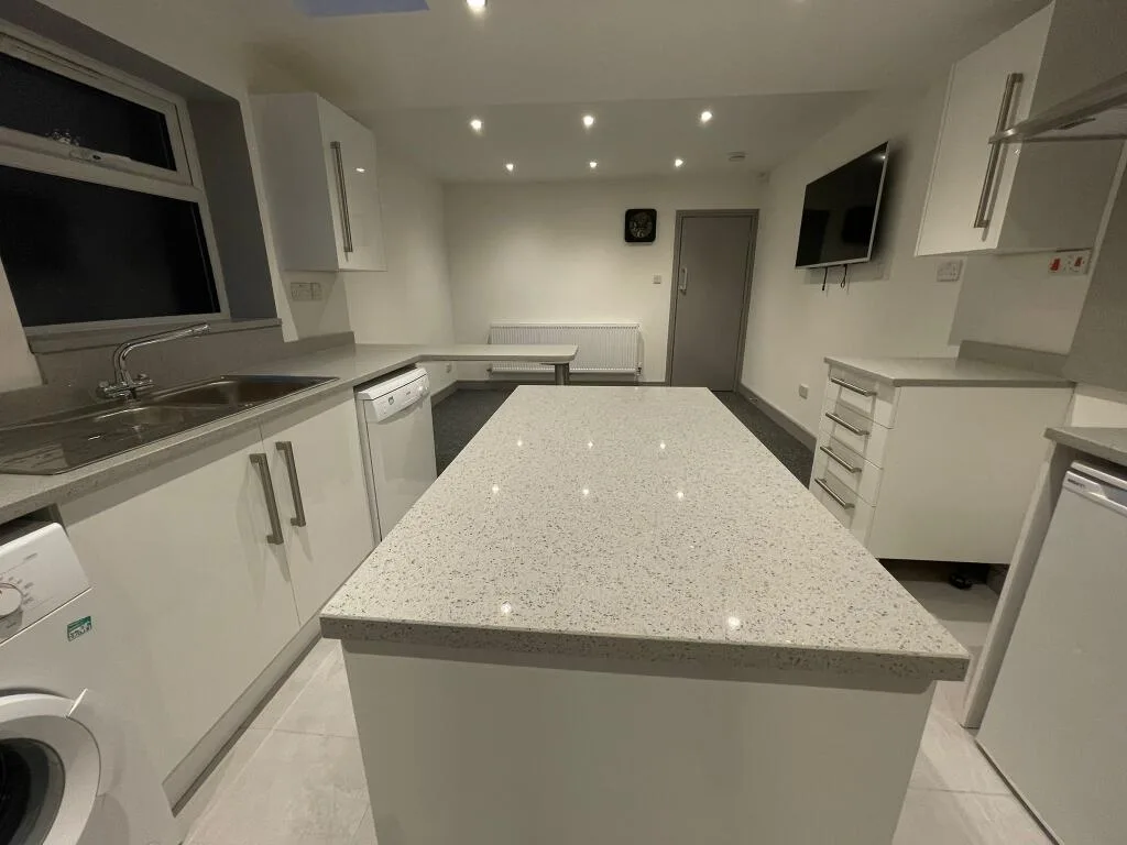 6 bedroom house for rent