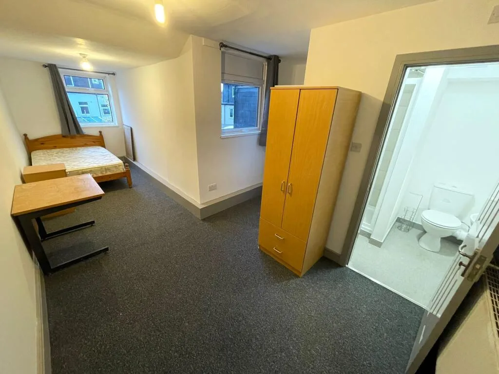 6 bedroom house for rent